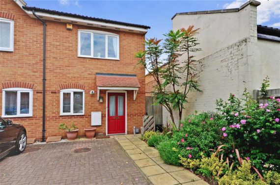 2 Bedroom End of Ter...